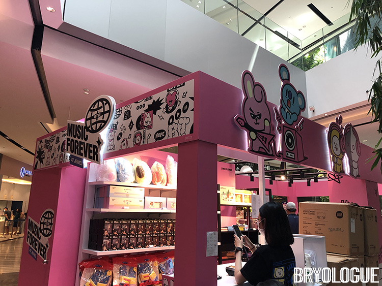 A BTS Kiosk at Changi Airport. Lucky Anne to have a souvenir bought from here